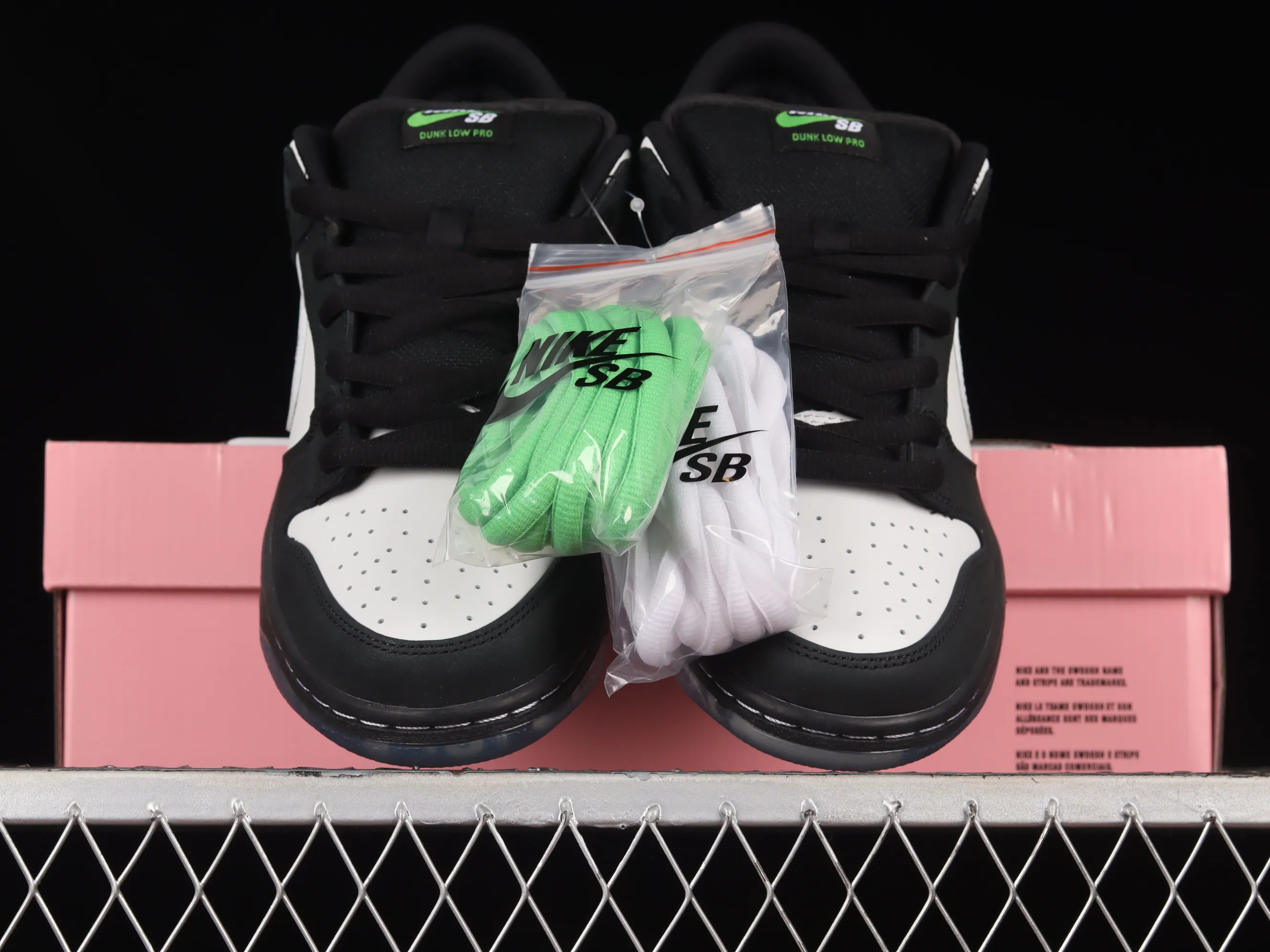All categories Nk SB Dunk Series Nk SB Dunk Low low-top sneakers M version pure original Jeff Staple x Nk SB Dunk Low "Pigeon" 3.0 black and white panda pigeon low-top classic versatile casual sports sneakers BV1310-013
